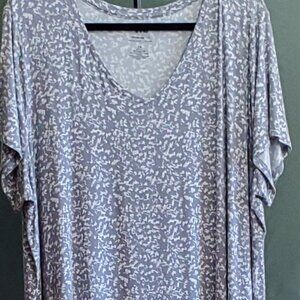 EVRI Modern Tee Plus Size Blouse Size 3X Gray & White Pattern Stretch Fabric